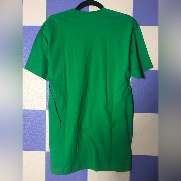 NWOT Eswic Kelly Green Tee with Silver Crest and Arrow Graphic - Size M - Picture 2 of 3